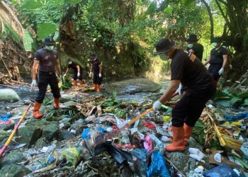 Brimob Polda Sumut Wujudkan Instruksi Presiden lewat Aksi Bersih Sungai