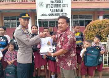 Kapolri Salurkan Ratusan Paket Perlengkapan Sekolah untuk Siswa Terdampak Bencana di Tapteng