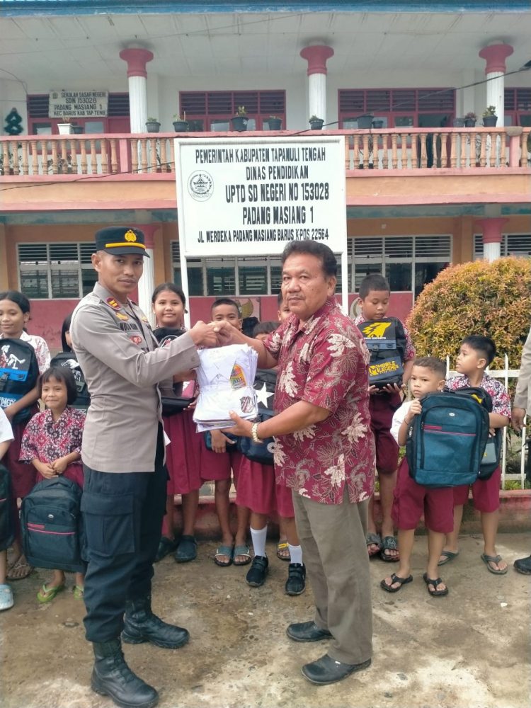 Kapolri Salurkan Ratusan Paket Perlengkapan Sekolah untuk Siswa Terdampak Bencana di Tapteng