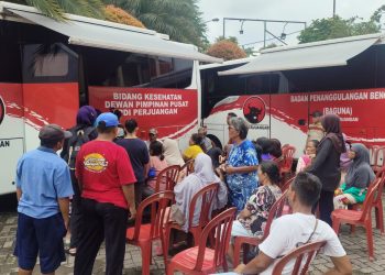 Sambut Ramadan, PDI Perjuangan Cek Kesehatan dan Bagikan Vitamin Buat Warga Komplek Periuk Damai