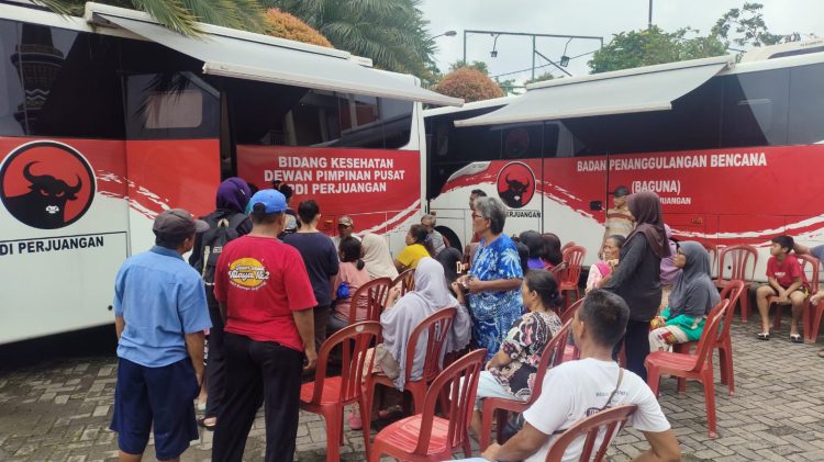 Sambut Ramadan, PDI Perjuangan Cek Kesehatan dan Bagikan Vitamin Buat Warga Komplek Periuk Damai