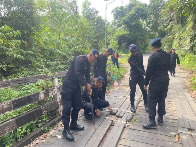 Gotong Royong Brimob dan Warga Revitalisasi Jembatan Sungai Lungau, Aksi Humanis di Pedalaman Kutai Barat