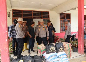 Kapolres Tapteng Tinjau Lokasi Longsor di Sitahuis: Serahkan Bansos dan Serap Aspirasi Warga