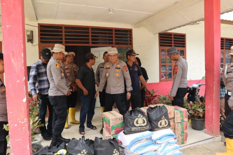 Kapolres Tapteng Tinjau Lokasi Longsor di Sitahuis: Serahkan Bansos dan Serap Aspirasi Warga