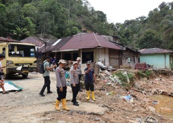 Kapolres Tapteng Tinjau Lokasi Longsor di Sitahuis: Serahkan Bansos dan Serap Aspirasi Warga