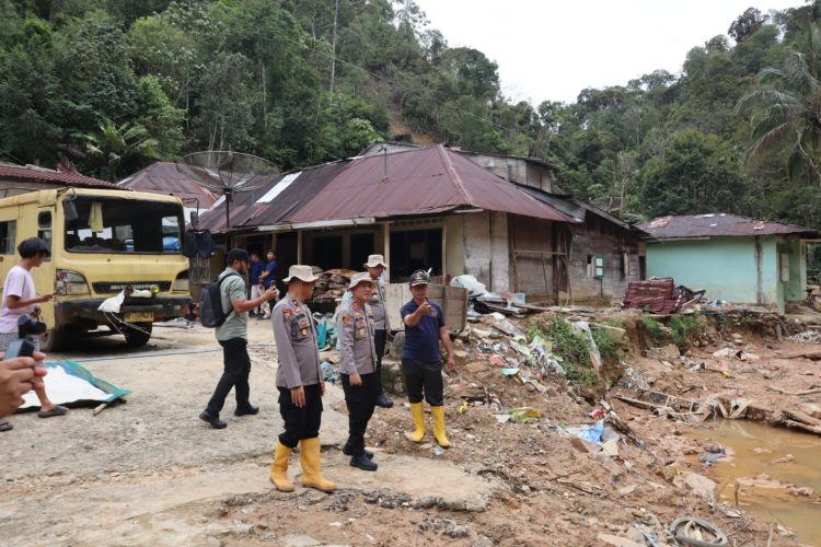 Kapolres Tapteng Tinjau Lokasi Longsor di Sitahuis: Serahkan Bansos dan Serap Aspirasi Warga