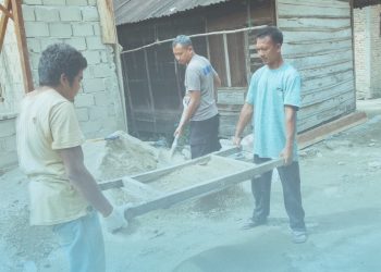 Tangan Bersatu Bangun Harapan: Brimob Bersama Warga Dirikan Rumah Korban Banjir di Tolang Julu