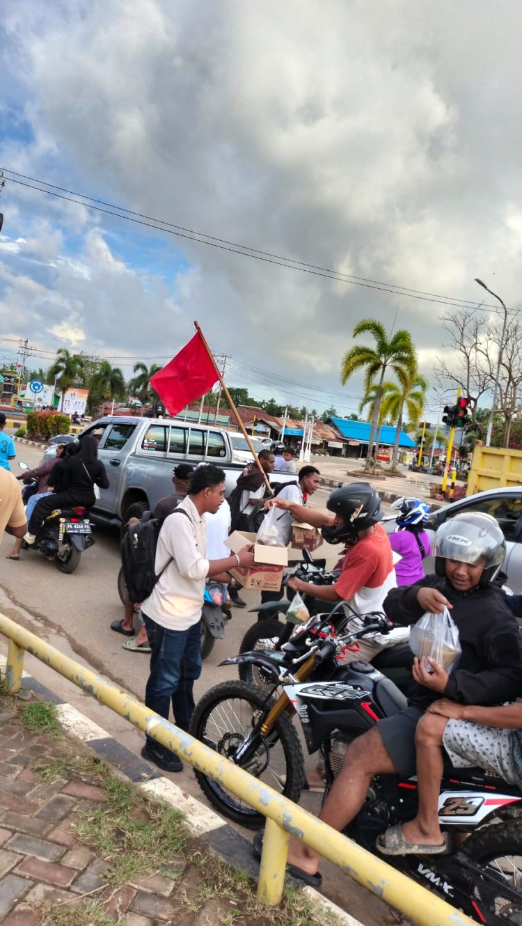 DPC GMNI MERAUKE GELAR AKSI PEMBAGIAN TAKJIL KEPADA MASYARAKAT MERAUKE