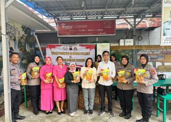 Polwan dan Bhayangkari Kaltim Berbagi di Damai Baru, Warga Sambut Hangat