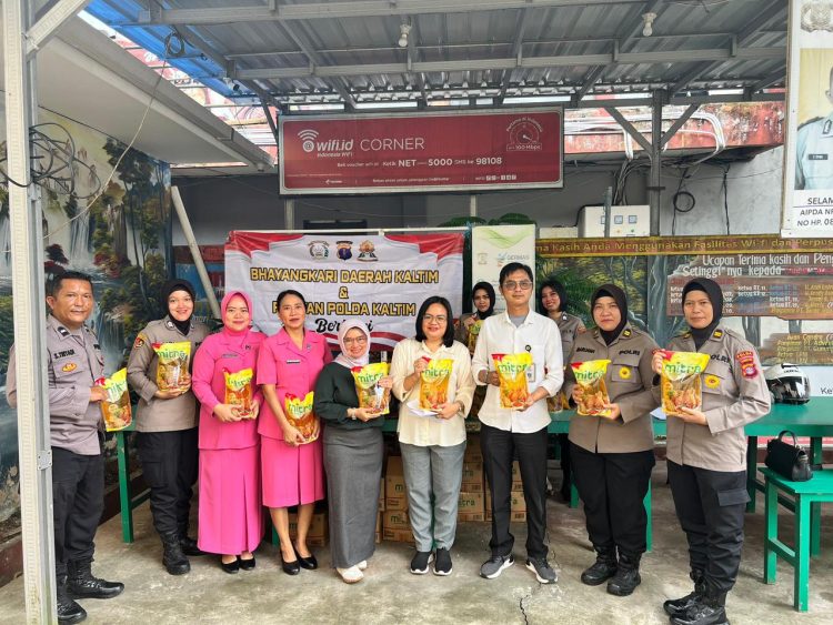 Polwan dan Bhayangkari Kaltim Berbagi di Damai Baru, Warga Sambut Hangat