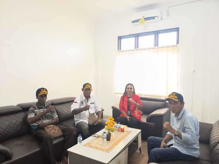 Kepala Desa Nawaripi Sampaikan Hasil Munas APDESI kepada Plt. Kepala Distrik Wania