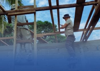 Gotong Royong yang Menguatkan: Brimob Hadir Membangun Rumah Warga