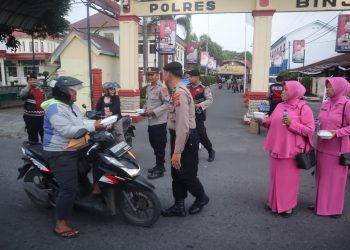 Personil Polres Binjai Bersama Bhayangkari Berbagi Takjil di Bulan Suci Ramadhan 1447 Hijriah