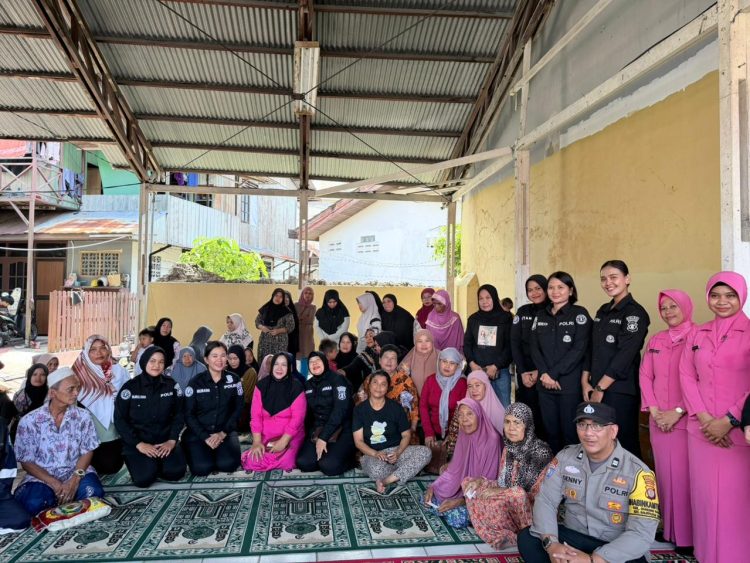 Kepedulian Polwan Polda Kaltim, 100 Karung Beras Disalurkan untuk Warga Gunung Sari Balikpapan