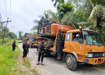 Dikawal Brimob Bersenjata Lengkap, Alat Berat Tambang Emas Ilegal Tapsel–Madina Dievakuasi ke Batalyon C Sipirok