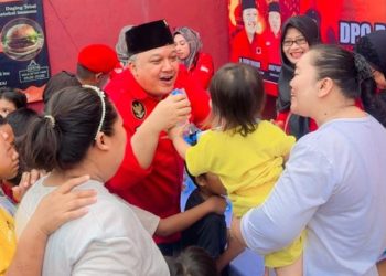 Ketua DPC PDI Perjuangan Kota Cilegon Berbagi Kebahagiaan Dengan Berbagi Takjil