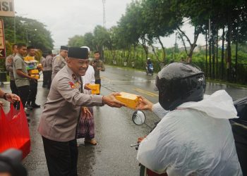 Saat Polisi Berbagi: Wakapolda Kaltim Tebar Takjil dan Senyum untuk Pengguna Jalan