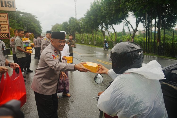 Saat Polisi Berbagi: Wakapolda Kaltim Tebar Takjil dan Senyum untuk Pengguna Jalan
