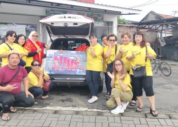 Komunitas Mommy Rempong Berbagi Takjil Kepada Pengguna Jalan di Bulan Ramadhan