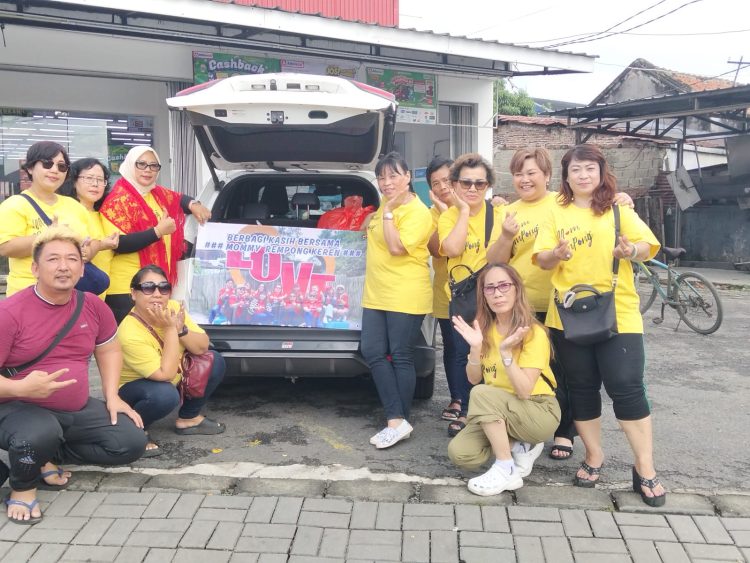 Komunitas Mommy Rempong Berbagi Takjil Kepada Pengguna Jalan di Bulan Ramadhan