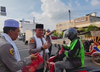 Team Pelayanan Polisi Sorban Putih Berbagi Takjil