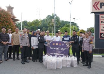 Bidhumas dan Ditintelkam Polda Kaltim Berbagi Takjil kepada Masyarakat di Bulan Ramadan