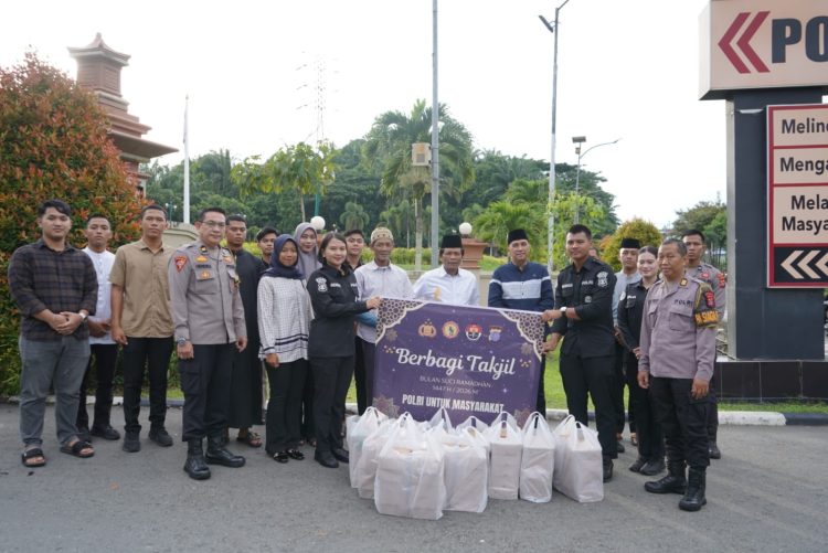 Bidhumas dan Ditintelkam Polda Kaltim Berbagi Takjil kepada Masyarakat di Bulan Ramadan
