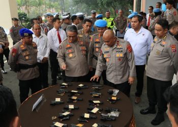 Wakapolda Kaltim Periksa Senpi Personel, Tegaskan Tak Ada Toleransi Penyalahgunaan
