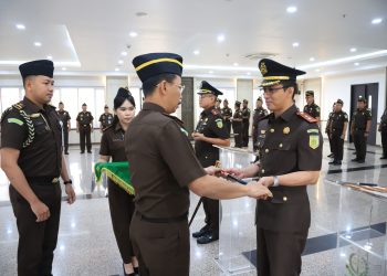 KEPALA KEJAKSAAN TINGGI KALIMANTAN TIMUR MELAKUKAN PELANTIKAN, DAN PENGAMBILAN SUMPAH JABATAN, PEJABAT ESELON III DILINGKUNGAN KEJATI KALTIM