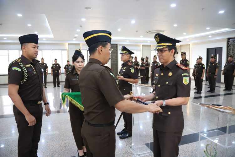 KEPALA KEJAKSAAN TINGGI KALIMANTAN TIMUR MELAKUKAN PELANTIKAN, DAN PENGAMBILAN SUMPAH JABATAN, PEJABAT ESELON III DILINGKUNGAN KEJATI KALTIM