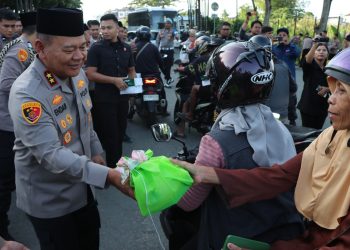 Humanis di Bulan Ramadan, Kapolda Kaltim Turun Langsung Bagikan Takjil untuk Masyarakat