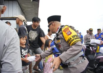 Wakapolda Kaltim Pimpin Pembagian 300 Takjil untuk Nelayan di Perairan Balikpapan