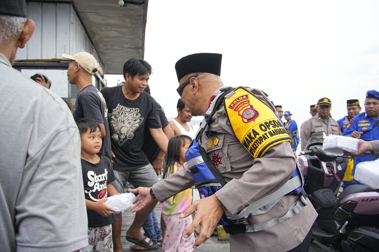 Wakapolda Kaltim Pimpin Pembagian 300 Takjil untuk Nelayan di Perairan Balikpapan
