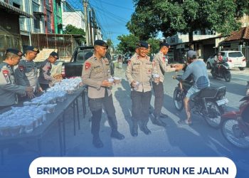 Brimob Polda Sumut Turun ke Jalan, Bagikan Takjil untuk Warga yang Berpuasa