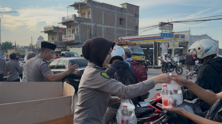 Biddokkes Polda Sumut Bagikan Takjil Gratis, Wujud Kepedulian di Bulan Ramadhan