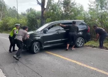 Polisi Sigap Bantu Wisatawan, Mobil Mogok di Jalur Perbukitan Samosir Berhasil Dievakuasi