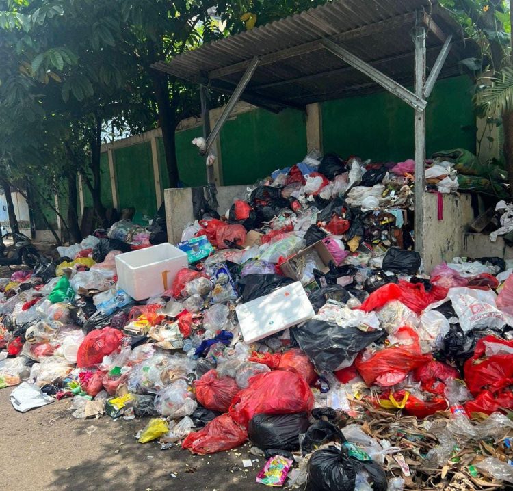“Salah Satu Pengurus RT di Kecamatan Karang Tengah Kota Tangerang Laporkan Masalah Sampah ke DLH”