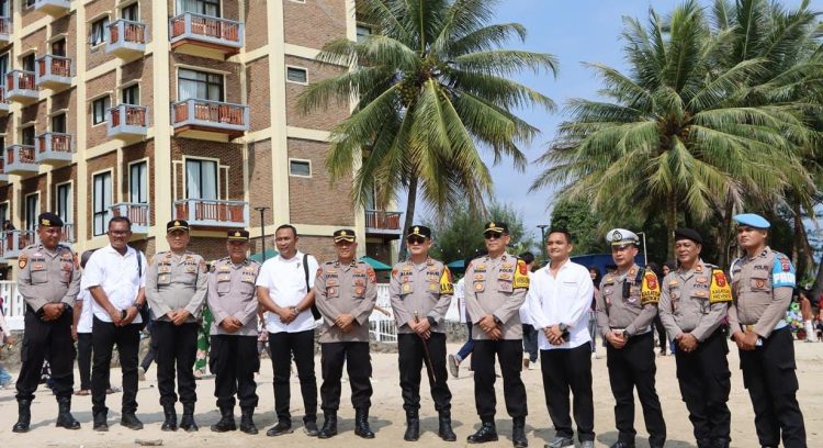 Pastikan Keamanan Libur Lebaran, Kapolres Tapteng Tinjau Langsung Pengamanan Objek Wisata