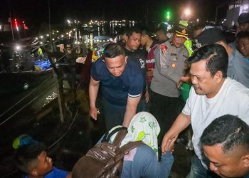SELURUH PENUMPANG SELAMAT, POLAIRUD TANJUNG TIRAM EVAKUASI KAPAL NELAYAN RUSAK DI PESISIR PULAU SALAH NAMO