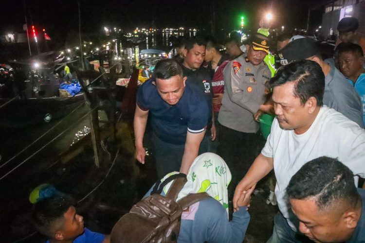 SELURUH PENUMPANG SELAMAT, POLAIRUD TANJUNG TIRAM EVAKUASI KAPAL NELAYAN RUSAK DI PESISIR PULAU SALAH NAMO