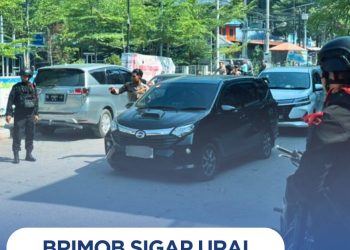 Brimob Sigap Urai Kemacetan di Ajibata, Bantu Penumpang Menyeberang di Tengah Padatnya Arus Lebaran