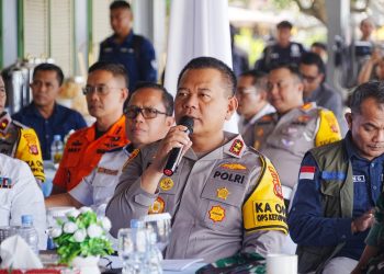 Sigap, Brimob Polda Kaltim Evakuasi Korban Kecelakaan Tunggal di Balikpapan