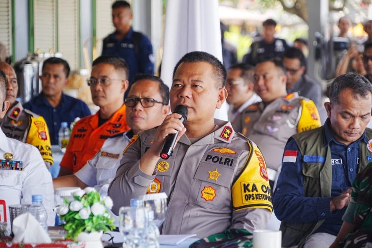 Sigap, Brimob Polda Kaltim Evakuasi Korban Kecelakaan Tunggal di Balikpapan
