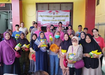 Bhayangkari dan Polwan Brimob Kaltim Berbagi, 125 Warga Gunung Sari Ilir Terima Bantuan Gula