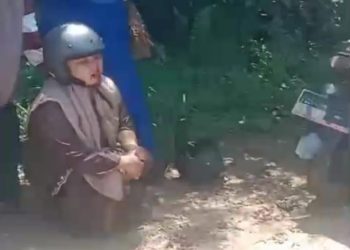 Jalan Licin Akibat Truk Angkutan Galian C Picu Kecelakaan Warga di Talisayan