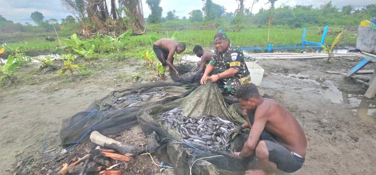 Wujudkan Ketahanan Pangan, Babinterau Lanud YKU Bersama Warga lokal Panen Ikan Lele dan Budidaya Peternakan Bebek