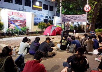 Aliansi Mahasiswa Dirikan Tenda Di Depan KOMNAS HAM Minta Pengusutan Penyiraman Andrie Yunus Secara Tuntas