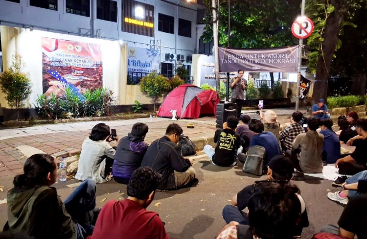 Aliansi Mahasiswa Dirikan Tenda Di Depan KOMNAS HAM Minta Pengusutan Penyiraman Andrie Yunus Secara Tuntas