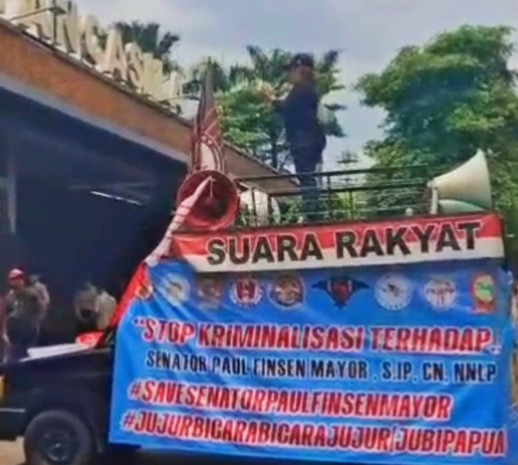 Buntut Pelaporan ke BK DPD, Ratusan Elemen Massa Pendukung Paul Finsen Mayor Geruduk Gedung Parlemen