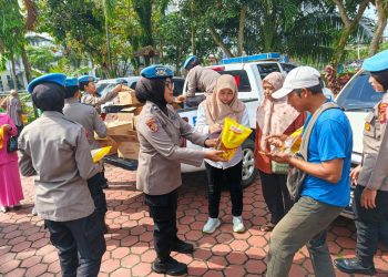 Polwan Polda Kaltim Hadir dengan Kepedulian, Salurkan Bantuan untuk Warga Balikpapan